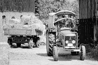 9561 Trecker und Anhnger mit Heuballen beladen - Hof in Wilstedt, Gemeinde Tangstedt - Kreis Stormarn. Schwarzweiss Aufnahme, Black+White.