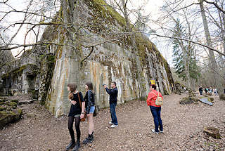 0474 Touristen auf dem Gelnde der Wolfsschanze / Wilczy Szaniec - sie besichtigen einen zerstrten Bunker.