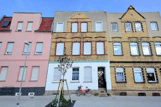 7543 Wohnhuser mit teilweiser Ziegelfassade - ausgebaute Dachwohnung mit integriertem Giebel; Architektur in Aken an der Elbe.