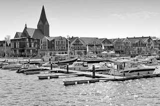 9456 Blick auf den Stadthafen von Barth am Barther Bodden - Hafenpromenade, Kirchturm und Kirchenschiff der backsteingotischen Sankt Marien Kirche.