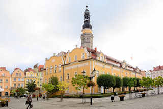 5206 Rathaus und Marktplatz in Bunzlau / Bolesławiec; Rathausgebude in den Hussitenkriegen 1429 zerstrt -  Wiederaufbau durch den Grlitzer Stadtbaumeister Wendel Roskopf, der 1535 im Stil der Sptgotik bzw. Renaissance vollendet wurde. Aus dieser Zeit