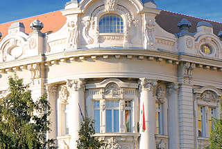 338 Fassade eines reich verzierten Gebude nahe der Basilika von Eger