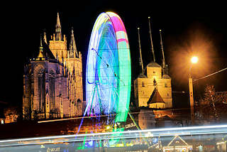 1775 Beleuchtetes Weihnachtsrad / Riesenrad in Bewegung - angestrahlter Erfurter Dom und Serverikirche bei Nacht / Nachtaufnahme