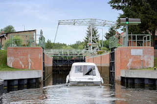 6984 Schleuse und historische Klappbrcke in Altfriesack / Gemeinde Fehrbellin am Ruppiner Kanal. Die Gesamtanlage ist als technisches Denkmal geschtzt.