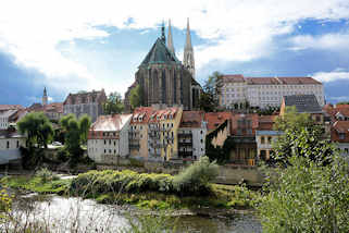 5128 Blick ber die Neie nach Grlitz - Wohnhuser am Ufer vom Grenzfluss zu Polen; Kirchenschiff der St. Peter und Paul Kirche.