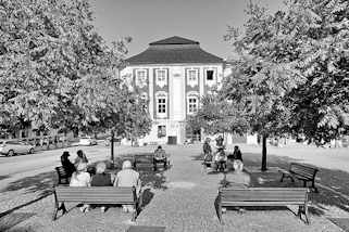 5777 Ruhebnke im Schatten unter Bumen - Platz mit Pflastersteinen in Kutn Hora / Kuttenberg.