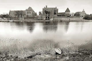 5042 Blick ber den Fluss Nogat zur Burganlage Malbork / Marienburg - historische Ordensburg, Backsteinarchitektur.