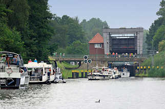 1486 Schleuse in Mirow - Teil der Mritz Havel Wasserstrasse; technisches Denkmal / Hhenunterschied von 3,50m. Sportboote warten am Ufer - andere fahren in die Schleusenkammer ein - grnes Signallicht.