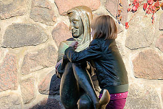 5322 Gedenkstein Till-Eulenspiegel am Mllner Marktplatz - Bronzeskulptur, um 1960; Knstler Karlheinz Goedke.  Aberglaube, dass die Berhung der Eulenspiegelskulptur Glck bringt.