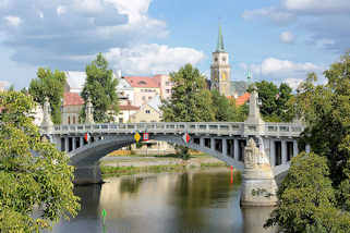 3523 Steinbrcke ber die Elbe in Nymburk / Neuenburg / Tschechien; Steinpfeiler mit Lampen, Kandelaber - im Hintergrund Kirchturm und Altstadt.