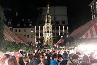 1203 MarktbesucherInnen zwischen Verkaufsstnden auf dem Nrnberger Christkindlesmarkt - im Hintergrund der 1396 errichtete Schner Brunnen.