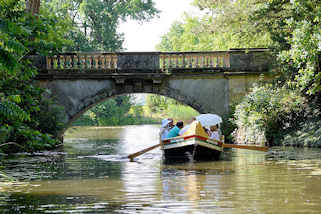 6167 Neue Brcke / Steinbrcke im Wrlitzer Park - Ruderboot / Gondel.