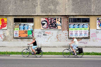 1855 Hausfassade mit Plakaten und Wandmalerei - Radfahrer; Fotos aus Rathenow, Landkreis Havelland.