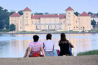 0618 Blick ber den Grienericksee zum Rheinsberger Schloss.