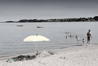 0954 Badestrand an der Schlei in Schleswig - Sandstrand beim Neubaugebiet Auf der Freiheit. Badende Familien im Wasser - Sonnenschirm im Sand; Boote auf der Schlei.