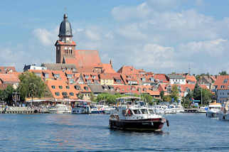 1_7380 Blick ber die Mritz nach Waren - Sportboothafen / Marina und St. Marienkirche.