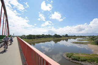 8107 Elbbrcke bei Wittenberg; Radfahrer auf der Brcke - Buhnen am Elbufer, blauer Himmel - weisse Wolken.