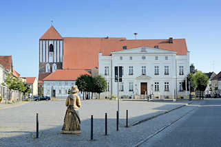 0071 Am Markt von Wusterhausen / Dosse; Rathaus und Pfarrkirche St. Peter und Paul.