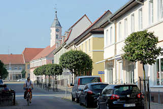 0656 Restaurierte Wohnhuser und Ladengeschft in der Berliner Strasse von Zehdenick - im Hintergrund der Turm vom Zehdenicker Rathaus.